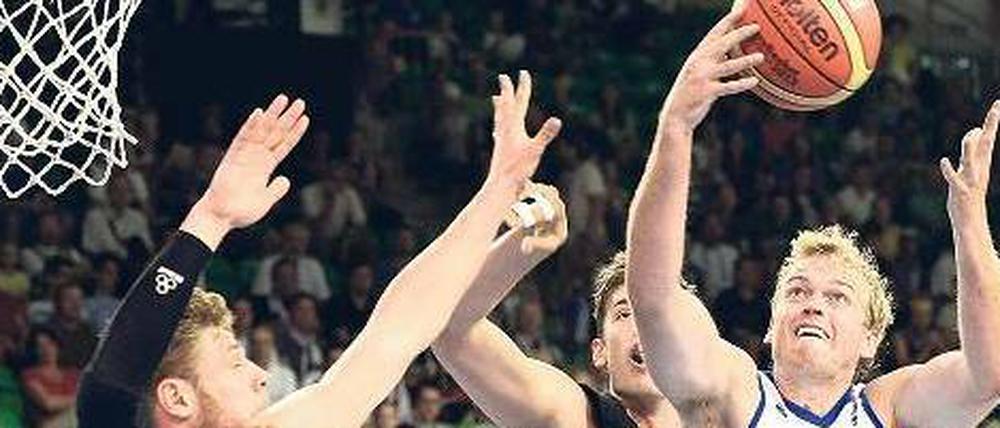 Schwächen am Brett. Deutschlands Basketballer um Lucca Staiger (l.) und Tibor Pleiß (M.) schenkten den Briten viel zu viele und viel zu einfache Offensiv-Rebounds.