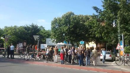 Anwohner blockieren am Dienstagmorgen die Zufahrt zur Crellestraße.