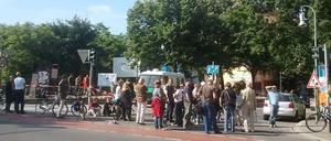 Anwohner blockieren am Dienstagmorgen die Zufahrt zur Crellestraße.