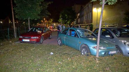 Abgesperrt. Mit dem rechten Auto fuhr ein Mann in eine Menschengruppe. 