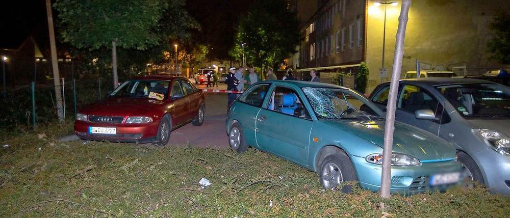 Abgesperrt. Mit dem rechten Auto fuhr ein Mann in eine Menschengruppe.