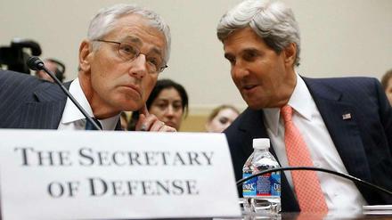 US-Außenminister John Kerry (rechts) mit dem Verteidigungsminister Chuck Hagel während der Sitzung des Ausschusses zur Syrienfrage. 