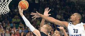 Mit links gepunktet. Robin Benzing erzielt zwei seiner insgesamt 19 Punkte, die Franzosen Alexis Ajinca (M.) und Boris Diaw (r.) kommen zu spät.