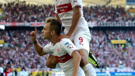 Zwei Stuttgarter, fünf Tore. Die Mehrfachtorschützen Maxim (unten) und Ibisevic beim Jubel. 