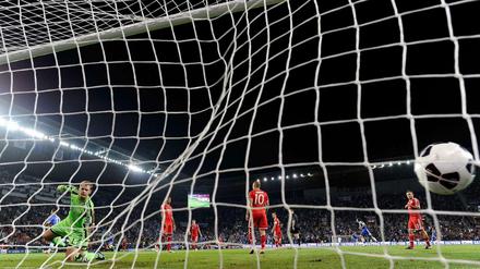 Da hilft nur hinterherschauen. Der FC Bayern geriet gegen Chelsea frühzeitig in Rückstand. Dem sensationellen Schuss von Fernando Torres hatte Bayern-Keeper Manuel Neuer nichts entgegenzusetzen. Dafür parierte Neuer später im Elfmeterschießen den entscheidenden Versuch. 