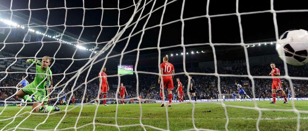 Da hilft nur hinterherschauen. Der FC Bayern geriet gegen Chelsea frühzeitig in Rückstand. Dem sensationellen Schuss von Fernando Torres hatte Bayern-Keeper Manuel Neuer nichts entgegenzusetzen. Dafür parierte Neuer später im Elfmeterschießen den entscheidenden Versuch. 