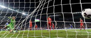 Da hilft nur hinterherschauen. Der FC Bayern geriet gegen Chelsea frühzeitig in Rückstand. Dem sensationellen Schuss von Fernando Torres hatte Bayern-Keeper Manuel Neuer nichts entgegenzusetzen. Dafür parierte Neuer später im Elfmeterschießen den entscheidenden Versuch. 