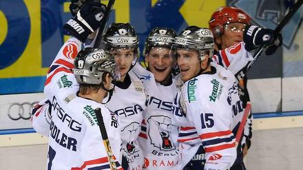 Guter Start: Die Eisbären gewinnen beim Saisonauftakt in Ingolstadt mit 3:2.