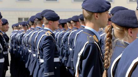 Nach dem Aussetzen der Wehrpflicht hat die deutsche Armee Schwierigkeiten, genug Rekruten für sich zu gewinnen.
