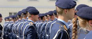 Nach dem Aussetzen der Wehrpflicht hat die deutsche Armee Schwierigkeiten, genug Rekruten für sich zu gewinnen.