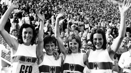 Olympiasieger 1972 in München. Ingrid Mickler-Becker (li.) nach dem Staffelsieg über 4x100 Meter mit Christiane Krause, Annegret Richter und Heide Rosendahl. Foto: Imago