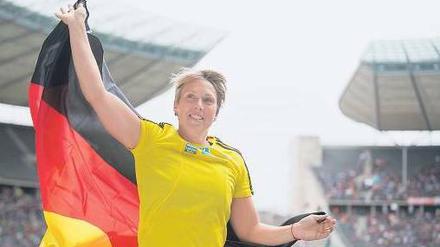 Verdiente Runde durchs Olympiastadion. Speerwerferin Christina Obergföll freut sich ein bisschen über ihren dritten Platz in Berlin, mehr noch über eine gute Saison. Foto: dpa