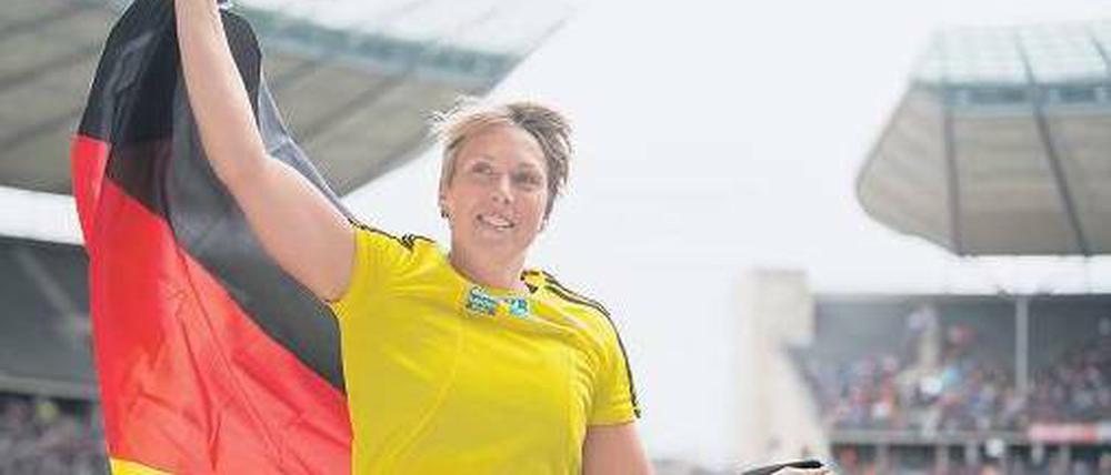 Verdiente Runde durchs Olympiastadion. Speerwerferin Christina Obergföll freut sich ein bisschen über ihren dritten Platz in Berlin, mehr noch über eine gute Saison. Foto: dpa
