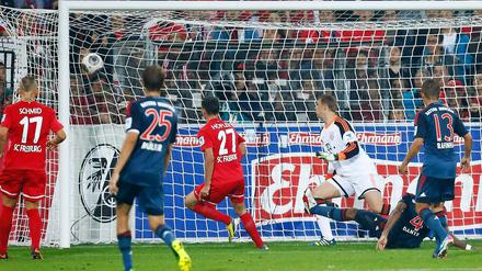 Ausgleich kurz vor Schluss. Nicolas Höfler setzt den Ball zum 1:1 für Freiburg in die Maschen. 