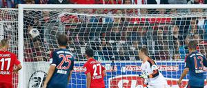 Ausgleich kurz vor Schluss. Nicolas Höfler setzt den Ball zum 1:1 für Freiburg in die Maschen. 