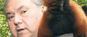 Ausgedient. Der bisherige Chef von Zoo und Tierpark, Bernhard Blaszkiewitz, hier mit einem roten Vari. Archivfoto: dpa