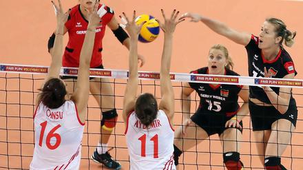 Angriff von Außen. Die deutschen Volleyballerinnen überzeugten beim 3:0 gegen die Türkei. 