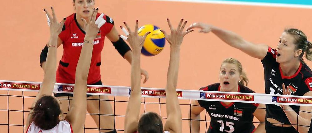 Angriff von Außen. Die deutschen Volleyballerinnen überzeugten beim 3:0 gegen die Türkei. 