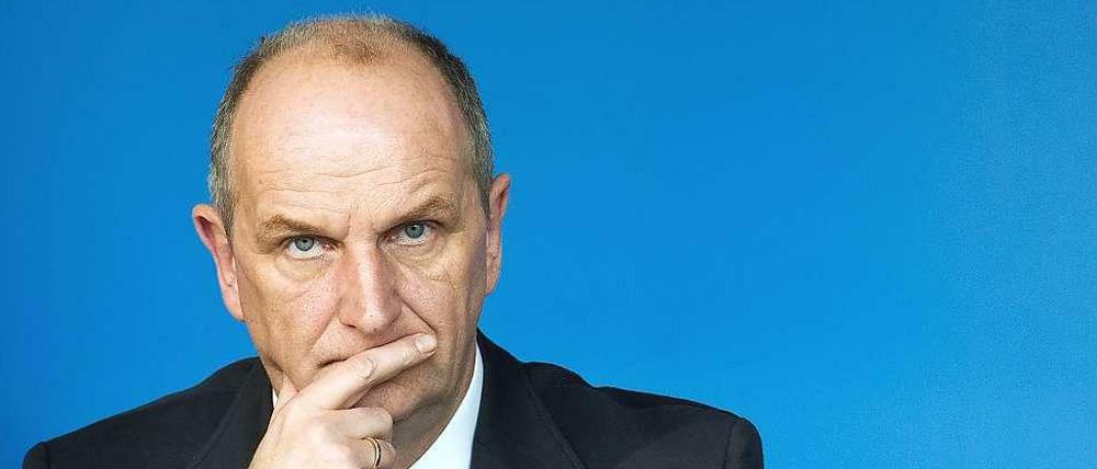 Brandenburgs künftiger Regierungschef Dietmar Woidke ist bislang Innenminister. Seit 1994 sitzt er für die SPD im Landtag. Er hat Agrarwissenschaften studiert und einen Doktortitel.