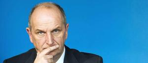 Brandenburgs künftiger Regierungschef Dietmar Woidke ist bislang Innenminister. Seit 1994 sitzt er für die SPD im Landtag. Er hat Agrarwissenschaften studiert und einen Doktortitel.