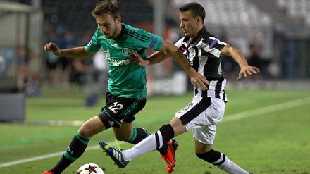 Schalkes Marco Höger (l.) spürt Paoks Ergys Kace in den Hacken.