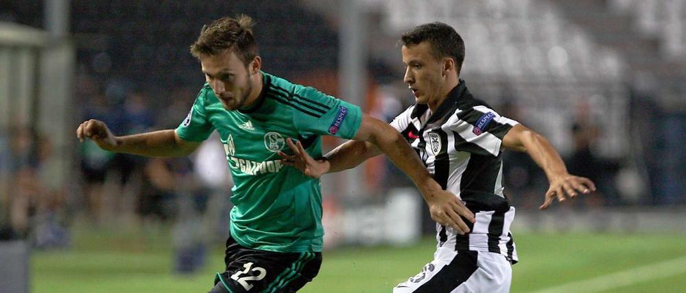 Schalkes Marco Höger (l.) spürt Paoks Ergys Kace in den Hacken.