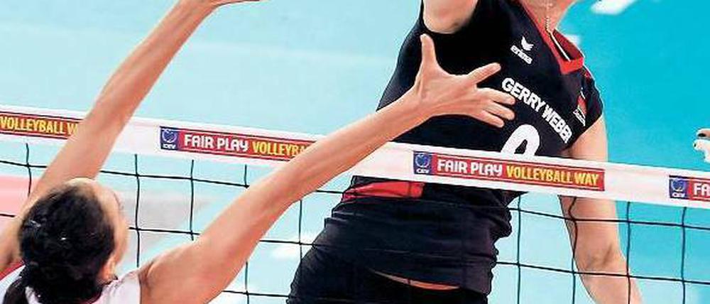 Zielsicher. Corina Ssuschke-Voigt punktet für das deutsche Team. Foto: dpa