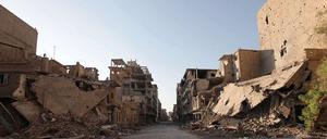 Eine nach Kämpfen zwischen Rebellen und syrischer Armee zerstörte Straße in der Stadt Deir al-Zor