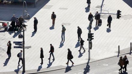 Fußgänger auf dem Breitscheidplatz.