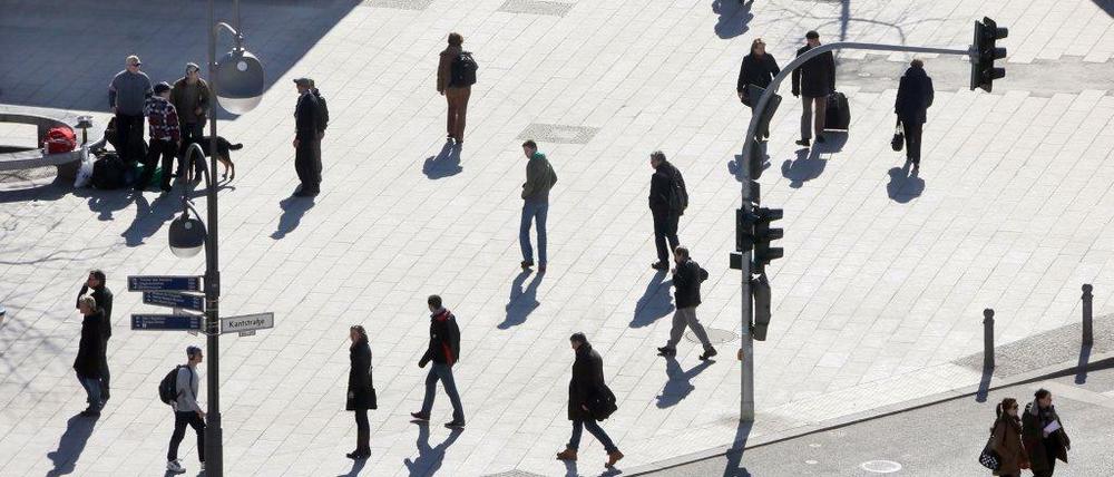 Fußgänger auf dem Breitscheidplatz.