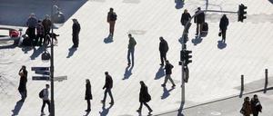 Fußgänger auf dem Breitscheidplatz.