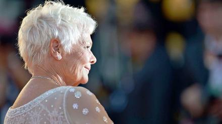 In Weiß auf dem roten Teppich. Judi Dench.