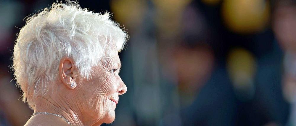 In Weiß auf dem roten Teppich. Judi Dench.
