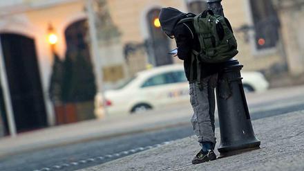 Schlechte Aussichten. Wenn nach zehn Jahren die Schulpflicht endet, wird ein großer Teil der Schulschwänzer ohne berufliche Perspektive dastehen und dem Staat dauerhaft als Empfänger von Sozialleistungen auf der Tasche liegen.