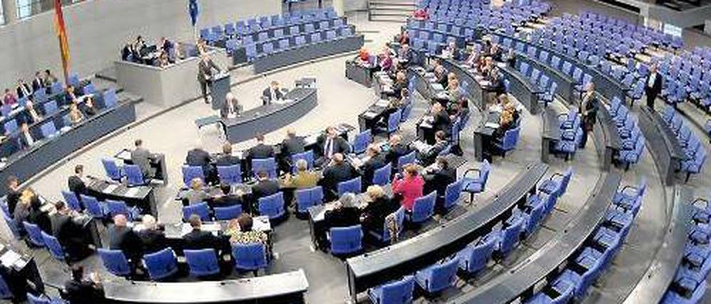 Rechenschaft. Die Regierung muss viele Berichte an den Bundestag liefern, manche gehen im Sommer unter. 