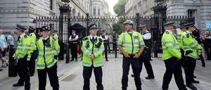 Polizisten schützen die Downing Street in London, wo Premier Cameron residiert. Großbritannien hat am Abend die Kriegsrhetorik entschärft. 