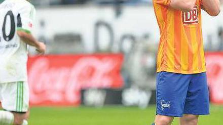 Bloß nicht! Für Baumjohann (r.) endet das Spiel mit einer bösen Diagnose. Foto: City-Press