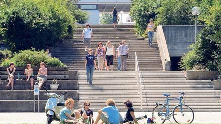Studierende vor der Universität Regensburg.