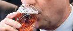 Präsident mit Bier.