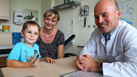 Loch im Herzen. Jonas mit seiner Mutter und Oberarzt Georg Schwabe.