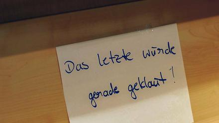 Leer geräumt. Buchdiebe gibt's auch in der analogen Welt: leere Regale auf der Frankfurter Buchmesse.