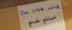 Leer geräumt. Buchdiebe gibt's auch in der analogen Welt: leere Regale auf der Frankfurter Buchmesse.