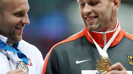 Viel Glanz. Diskus-Weltmeister Robert Harting (r.) mit Silbermedalliengewinner Piotr Malachowski.