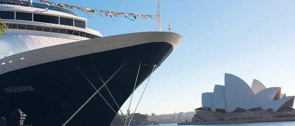 In bester Gesellschaft. Im Hafen von Sydney liegt die „Volendam“ in der Nähe des für seine Architektur ausgezeichneten Opernhauses.