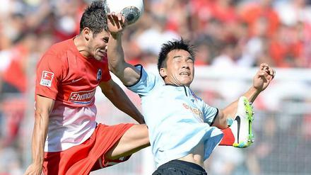 Ein Kopfballduell im alternativen Bundesligagipfel.