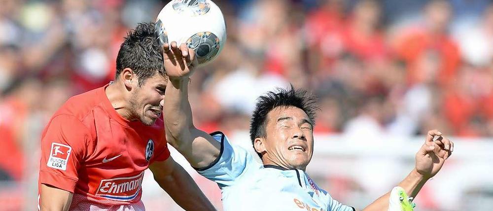 Ein Kopfballduell im alternativen Bundesligagipfel.