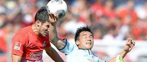 Ein Kopfballduell im alternativen Bundesligagipfel.