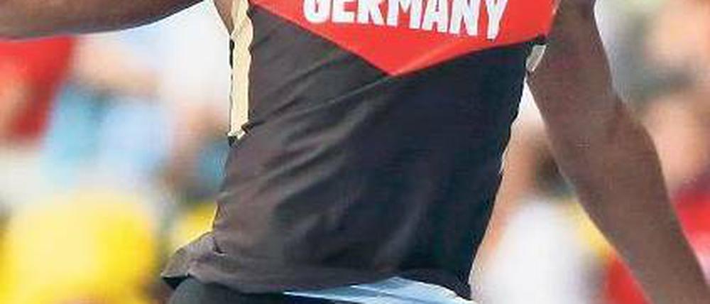 Das höchste Gefühl. „Jetzt bin ich Weltmeister – und alles ist geil“, sagte der erst 23 Jahre alte Raphael Holzdeppe nach seinem Gold-Sprung. Foto: Reuters