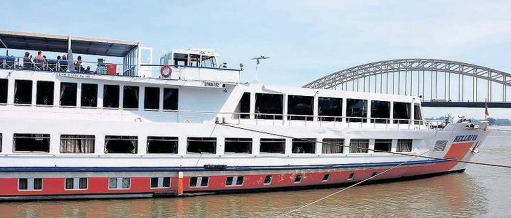 Holland in Sicht! Volendam am IJsselmeer gehört zur Gemeinde Edam in der Provinz Nordholland – für die „Bellriva“ ein weiter Weg unter vielen Brücken hindurch.