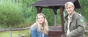 Ab in den Wald.Christine Meinhold-Gerht (degewo) und Ranger Björn Lindner freuen sich auf Helfer. die am 14. September streichen und pflanzen wollen. 
